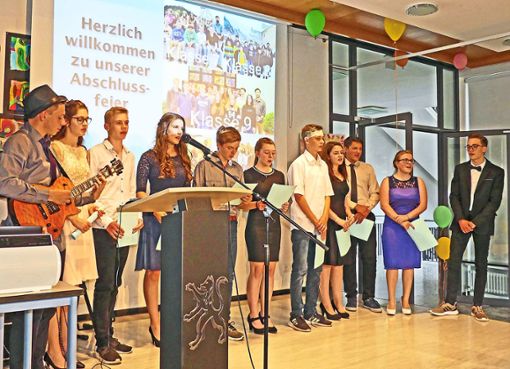 Die elf Entlassschüler – sechs aus Oberwolfach und fünf aus Bad Rippoldsau-Schapbach – trugen zum Abschluss bei der Feier ein   Lied vor.   Foto: Haas Foto: Schwarzwälder Bote