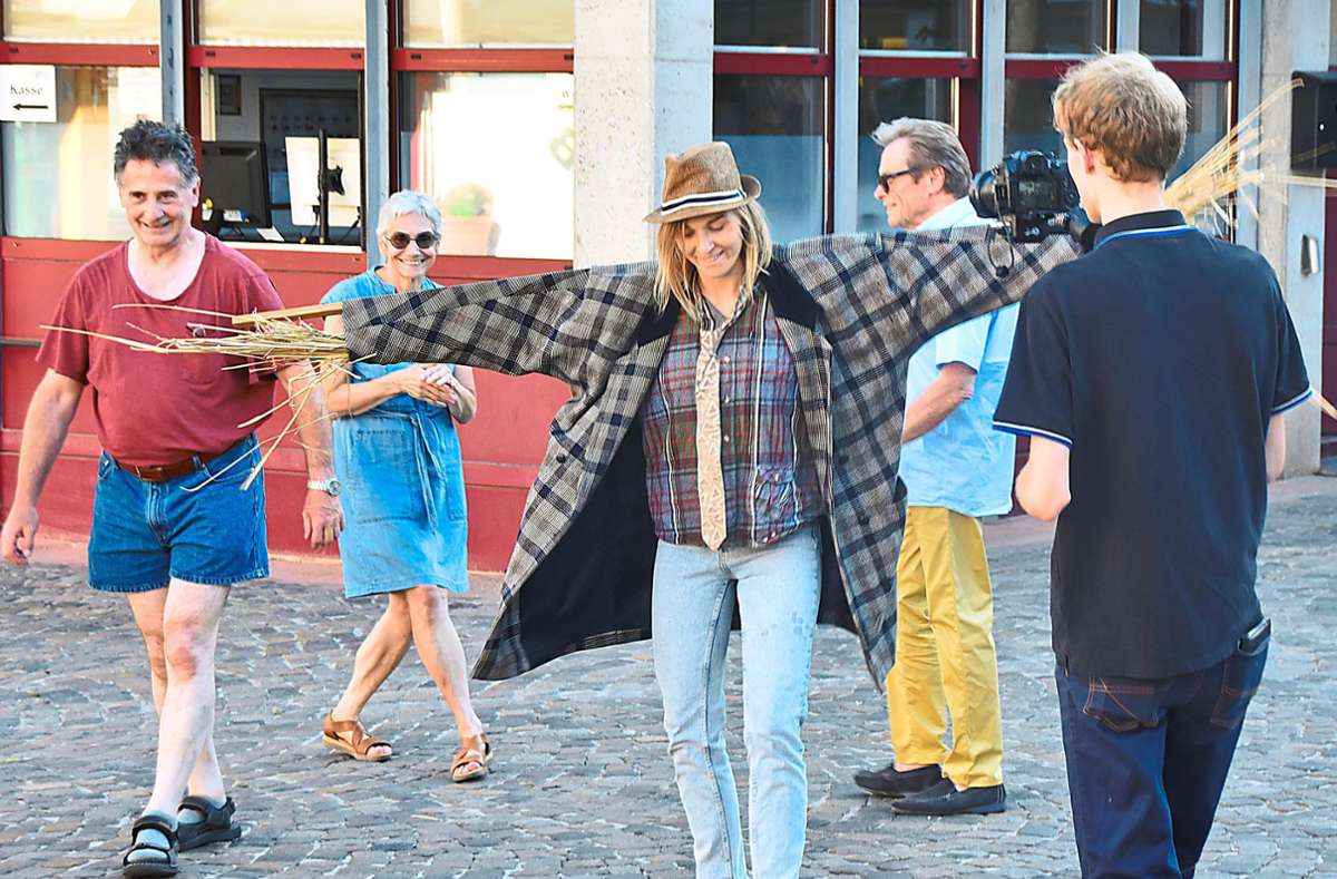 Maike Günter verkörpert die Vogelscheuche, die auf dem Marktplatz zu tanzen beginnt – die Kamera des Lahrer Videoclubs ist hautnah dabei.