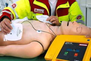 Defibrillatoren erhöhen die Überlebenschancen bei Wiederbelebungsmaßnahmen signifikant – hier ist zu sehen, wie der Einsatz bei einer Puppe geübt wird. Foto: Symbolfoto: Archiv