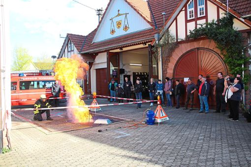 Die Feuerwehr Nonnenweier demonstrierte was passiert, wenn man einen Fettbrand mit Wasser löschen will.   Foto: jle