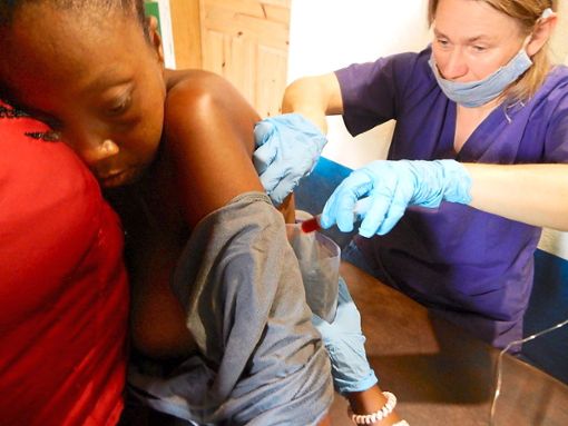 Die ehemalige Wolfacher Ärztin Anke Brügmann kümmert sich in Haiti um Verletzte und Kranke. Foto: Schippert