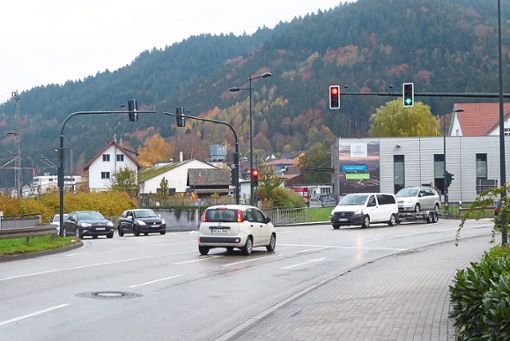 Einer fährt, drei müssen warten: die  typische Verkehrssituation vor der Unterführung ins Industriegebiet Mühlegrün. Foto: Dorn Foto: Schwarzwälder Bote