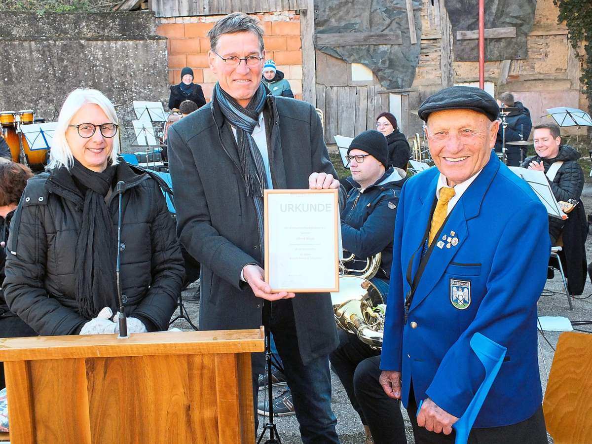 Vorsitzende Gabriele Hertweck und Bürgermeister Jochen Paleit (Mitte) ehrten Alfred Hägle für 65 Jahre aktives Musizieren in der Musikkapelle Grafenhausen.