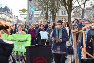 150 Teilnehmer versammelten sich  am Samstag am Zentralen Busbahnhof zur Auftaktdemonstration in Offenburg. Weitere Aktionen sollen folgen. Foto: Peterkord Foto: Lahrer Zeitung