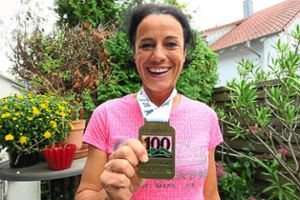 Stolz zeigt Alexandra Metzger  ihre Finisher-Medaille, die sie beim 100-Kilometer-Lauf von Rothenburg ob der Tauber nach Wertheim bekommen hat.   Foto: Bohnert-Seidel Foto: Lahrer Zeitung