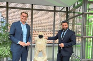 Der erste Gemeindebesuch des neuen CDU-Bundestagsabgeordneten Yannick Bury (links) führte nach Haslach, was Bürgermeister Philipp Saar sehr freute. Foto: Kleinberger