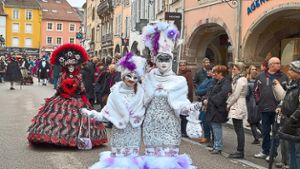 Einen Ausflug zum venezianischen Karneval im Vogesen-Bergdorf Remiremont bietet die VHS in Zusammenarbeit mit dem Schwarzwaldverein Lahr an. In Anlehnung an Venedig ziehen mehrere Hundert Menschen in prächtigen Kostümen durch den Ort.   Foto: Stingl