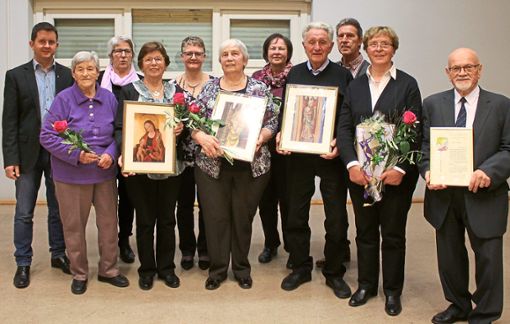 Ehre, wem Ehre gebührt: Diese Sängerinnen und Sänger  sind seit Jahrzehnten im Kirchenchor der Pfarrgemeinde St. Jakobus aktiv.   Foto: Mutz