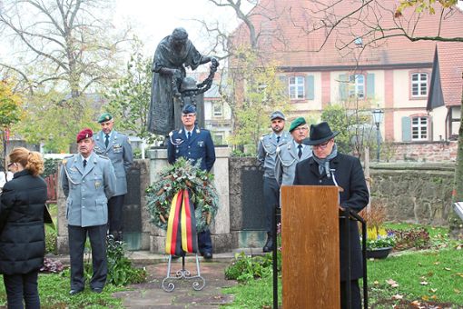 Bürgermeister Alexander Schröder (rechts) hielt zum Volkstrauertag eine  Rede am Ehrenmal neben der Meißenheimer Kirche. Foto: Lehmann Foto: Lahrer Zeitung
