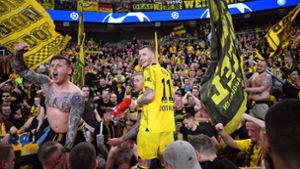 Dortmunds Marco Reus (M) jubelt mit den mitgereisten Fans über den Einzug ins Champions-League-Finale. Foto: Robert Michael/dpa