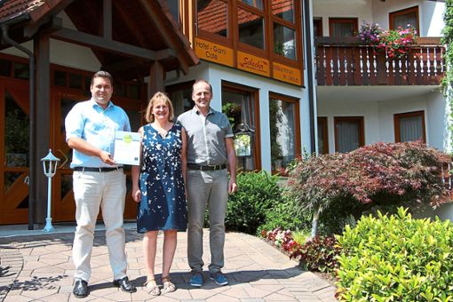 Bürgermeister Matthias Bauernfeind (von links) gratulierte Monika und Udo Schacher.  Foto: Beule Foto: Schwarzwälder Bote