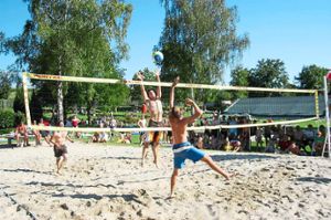 Beim Beach-Volleyball-Cup stehen sich zwei Mannschaften mit jeweils nur drei Spielern auf einem durch ein Netz geteiltes Spielfeld aus Sand gegenüber. Die inzwischen olympische Sportart wird auch bei uns immer beliebter.  Foto: Kunkel