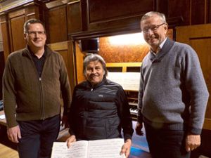 Die Organisten Gunter Hertwig (von links), Franz Rösch und Reinhold Studer spielten an der renovierten Albiez-Orgel Werke aus verschiedenen Jahrhunderten.  Foto: Vögele