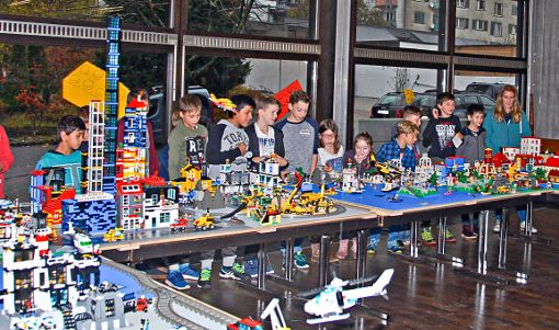 Mit vielen kleinen Lego-Steinen bauten die Kinder eine große Stadt.  Foto: Becker