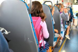 Hygieneabstand  ist im vollen Schulbus schwierig einzuhalten – mehr Verbindungen sollen  für Entlastung sorgen. Foto: Gercke