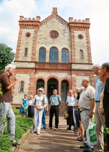 Jürgen Stude (links) erläuterte die Geschichte der  ehemaligen Synagoge. Foto: Bär Foto: Lahrer Zeitung