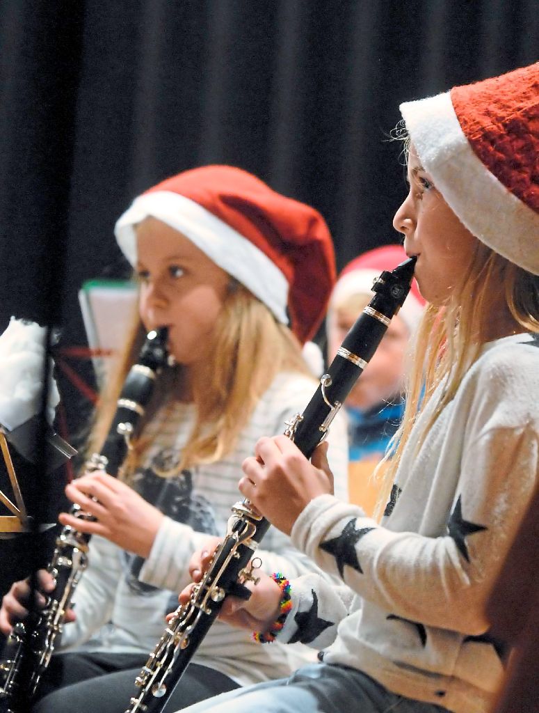 Schon das Vororchester verbreitete weihnachtliche Stimmung – nicht nur aufgrund der roten Mützen, die die Mitglieder trugen.  Foto: Baublies Foto: Lahrer Zeitung