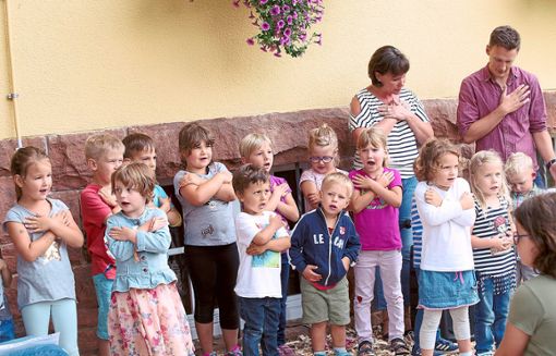 Die Kinder führen vor der frisch sanierten Fassade ihres Kindergartens in Dörlinbach einen Tanz für ihre Eltern und auch die Handwerker auf Foto: Kiryakova Foto: Lahrer Zeitung