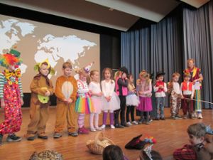 Die Kindergartenkinder verwandelten die Bühne in eine Manege, in der  zahlreiche Artisten auftraten. Foto: Müller Foto: Schwarzwälder Bote