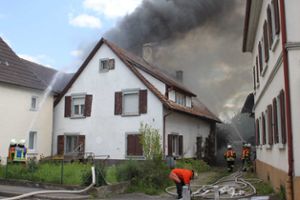 Wohnhausbrand in Ringsheim. Drei Feuerwehren aus der Umgebung im Einsatz. Foto: Mutz