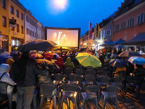 Einige Zuschauer harrten tapfer unter ihren Regenschirmen aus, um den Film Bohemian Rhapsody anzusehen.  Foto: Ehrmann Foto: Lahrer Zeitung