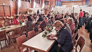Die Züchter kamen in der Hornberger Stadthalle miteinander ins Gespräch.  Foto: Schindler