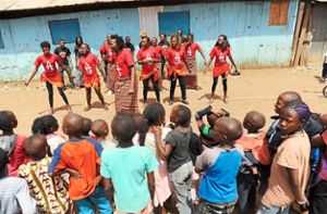 Das Ensemble des Hope theatres wirbt auch in seiner Heimat Nairobi für Verständigung, wie hier bei Tänzen vor der Probenhalle. Die Kenianer präsentieren am Samstag im Löwen in Ichenheim Geschichten afrikanischer Frauen.  Foto: privat