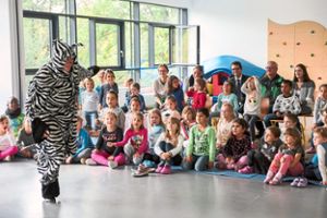Nicht nur Kindern hat der Auftritt des Kleinen Zebras gefallen.  Foto: Breuer