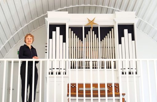Pfarrerin Anke Doleschal freut sich über das ganz in Weiß gestrichene Instrument, das eine bessere Akustik als das Vorgängermodell hat.  Foto: Kirkakova