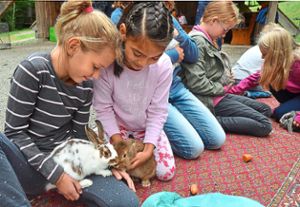 Aylin (links) und Jasmyn kuscheln sehr gerne mit den Kaninchen.  Foto: Claudia Dach