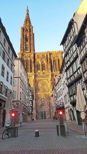 Die leere Straße vor dem Straßburger Münster, aufgenommen  vorige Woche mit einem Smartphone.    Foto: Silvant