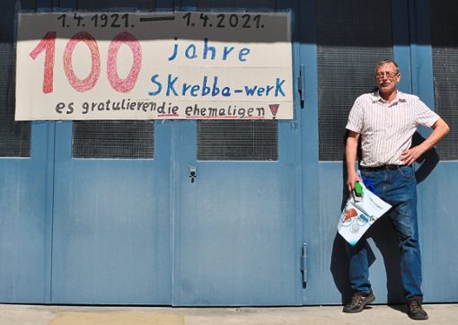 Jürgen Kindle war 47 Jahre bei der Firma Skrebba beschäftigt. Mit einem Plakat machte er auf die  Geshichte des Unternehmens aufmerksam, das Büroartikel produzierte.  Foto: Fleig