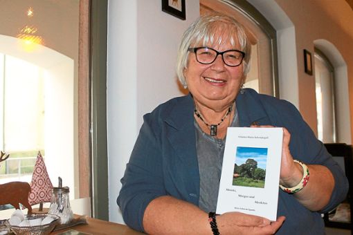 Die aus Gutach stammdene Autorin Johanna Schwidergall  stellt ihren neuen Gedichtband vor. Foto: Störr Foto: Schwarzwälder Bote