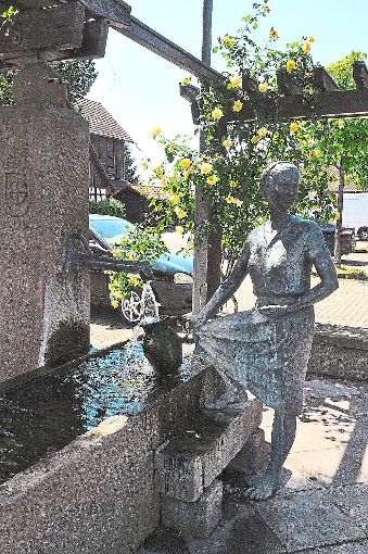 Die alte Lene-Statue am Brunnen in Dundenheim wurde im Oktober 2015 gestohlen, die neue Nele soll besser gegen Diebstahl gesichert werden. Sie wird morgen enthüllt.  Foto: Archiv