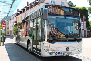 Der Bus mit den neuen Assiszenzsystemen wurde  im  Stadtverkehr Lahr eingesetzt – hier hält er am Rathausplatz.  Foto: SWEG Foto: Lahrer Zeitung