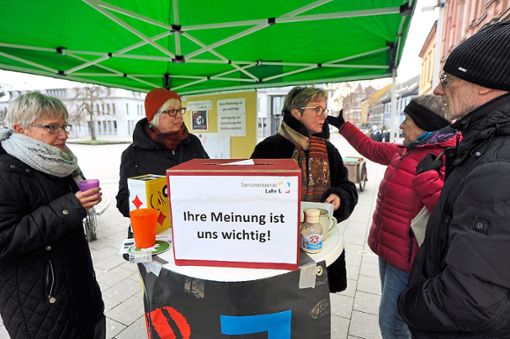 Hanne Kaiser-Munz  (Zweite von links) und Ulrike Ertl (Dritte von links) im Gespräch mit einem Ehepaar, das Vorschläge zur Verschönerung des Rathausplatzes unterbreitet.  Foto: Baublies