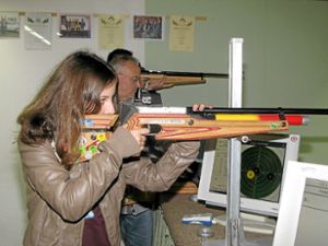 Die 13-jährige Nadine Beck hat die Zielscheibe fest im Blick.  Foto: Bohnert-Seidel Foto: Lahrer Zeitung