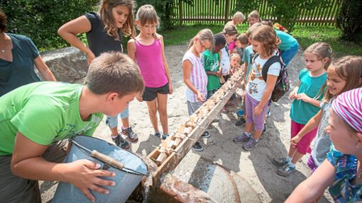 Kinder können im Rahmen des Lernerlebnis Über Wasser mehr über die historische Nutzung erfahren – und selbst Mühlräder bauen. Foto: Schwarzwälder Bote