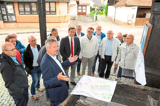 Ortsvorsteher Rolf Mauch (rechts) und Baubürgermeister Tilman Petters (im Vordergrund) informieren die Gemeinderäte der SPD über Pläne, den Sulzer Dorfmittelpunkt neu zu gestalten.   Foto: Baublies