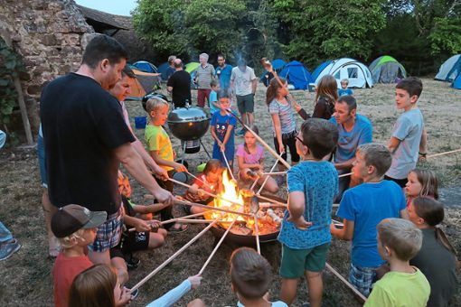 Die Kinder und Väter hatten viel Freude beim gemütlichen Stockbrot-Grillen über dem lodernden Feuer. Foto: cbs Foto: Lahrer Zeitung