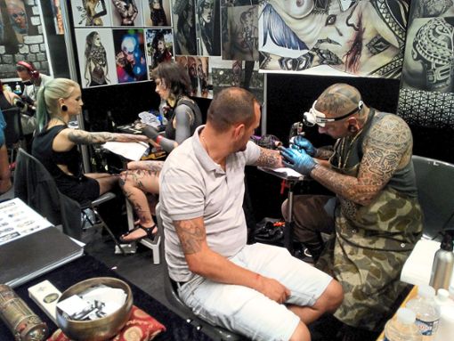 Wer mag, kann sich auf der Tattoo and Art Show direkt  tätowieren lassen. Foto: Archiv: Braun