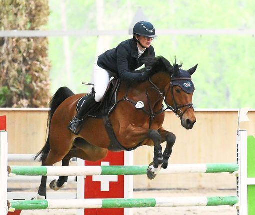 Julia Beck gewann auf ihrem zehnjährigen Holsteiner-Wallach Chacco Sun die Springpferdeprüfung der Klasse L. Foto: Künstle Foto: Lahrer Zeitung