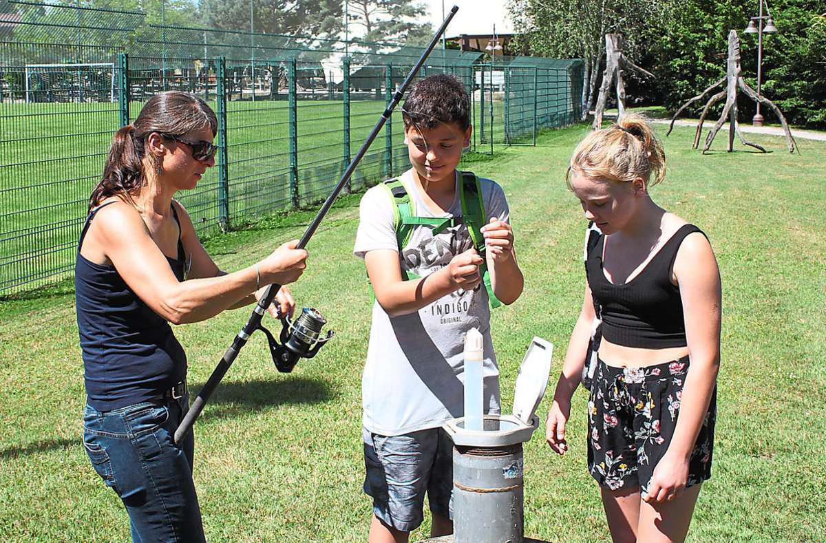 Luisa Leuthner und Marco Scherer, beide 13 Jahre alt, entnahmen mit den Experten Proben an einer Grundwassermessstelle. Foto: Mutz