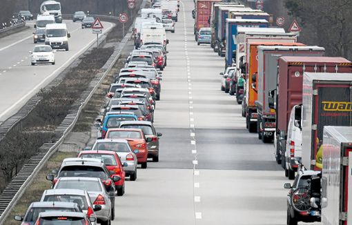 So geht’s richtig: Bereits bei stockendem Verkehr sollte eine Rettungsgasse gebildet werden. Symbolfoto: Hollermann Foto: Lahrer Zeitung