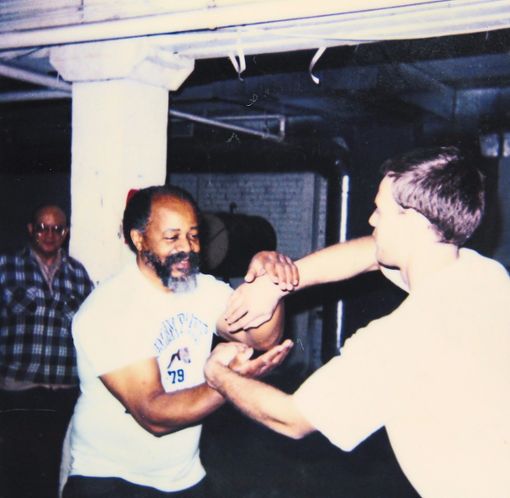 Lehrer und Schüler: Jesse Glover (jeweils links) ließ sich von Bruce Lee ausbilden (oben rechts im Jahr 1959) und gab sein Wissen später an Andreas Häckel weiter, hier Anfang der 1990er.  Foto: privat