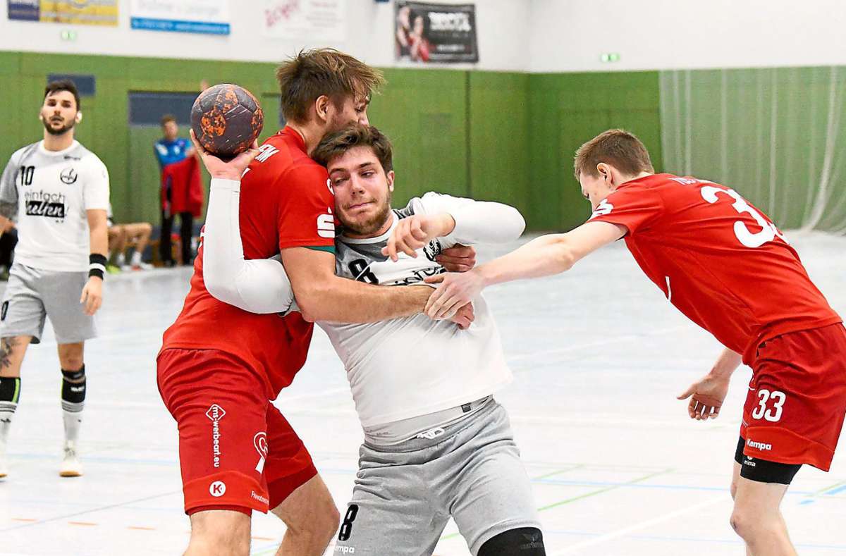 Die Spieler des TuS Ringsheim (in Rot) nehmen ihren Gegner der HSG Ortenau Süd fest in den Griff. Schlussendlich gab es am Sonntagabend keinen Sieger im Duell. Foto: Künstle