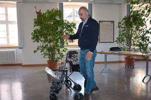 Ozan Yildiz vom Sanitätshaus Schaub in Offenburg hat den Besuchern verschiedene Rollatoren vorgestellt. Foto: Bühler Foto: Lahrer Zeitung