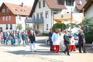 Im Anschluss an den Gottesdienst in der Kirche führte die traditionelle Prozession durch das Dorf. Foto: Schwarzwälder Bote