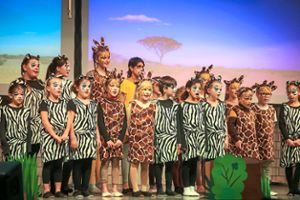 Zebras und Giraffen vereint: Das Kinder-Musical der Kirchenmäuse endete mit einer klaren Botschaft.  Foto: Decoux-Kone