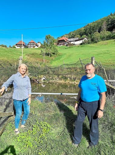 Bürgermeisterin Helga Wössner und Landwirt Paul Keller vor dessen Löschteich Foto: Gemeinde
